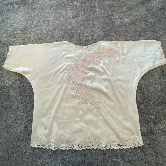 Tops - Flowy floral print embroidered top